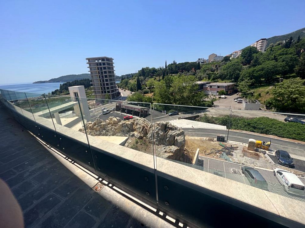 amforaproperty.com/Na prodaju jednosoban stan 37m2 sa pogledom na more u novom kompleksu Skyline Resort u Bečićima.